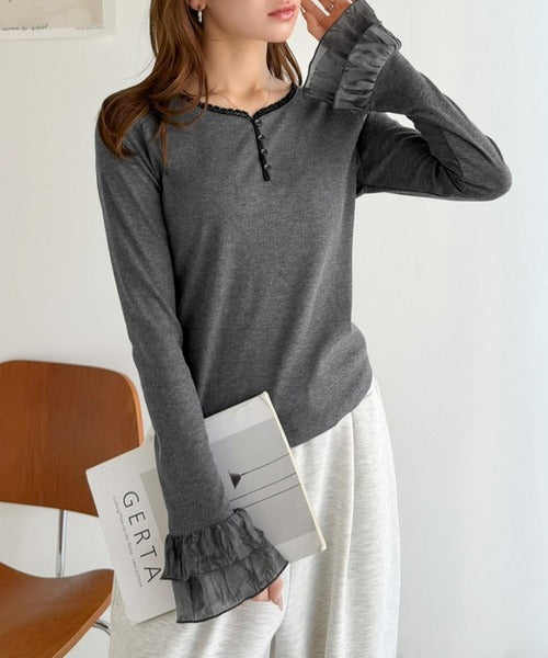 【mily bilet】大人フェミニンを叶える。袖フリルレースヘンリーネックトップス mi1359050