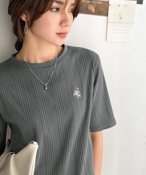 品よく、すっと、毎日に馴染む。オーガニックコットンランダムリブ胸元刺繍Tシャツ（半袖） ce1260538