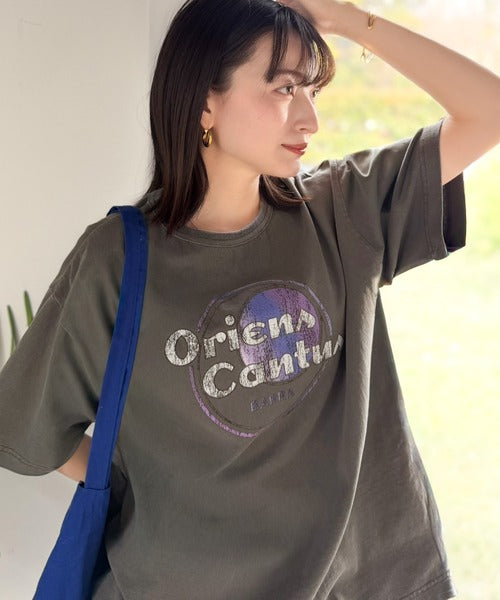 《JaVaジャバコラボ》遊びと余裕をこの1枚で。コットン100％コンパクトグラフィックロゴTEE（半袖） jv1050367