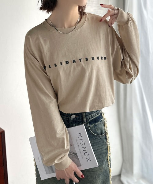 大人の上品カジュアルを楽しむ。ゆったりシルエット 綿100％シルケット風シンプル英字ロゴTシャツ（長袖） ce1330048