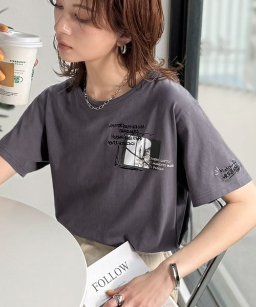 ラフでも品格、シンプルでも存在感。オーガニックコットン混 綿100％ グラフィック飛び刺繍フォトTシャツ（半袖） ce1260537