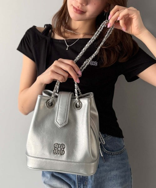 【mily bilet】わがまま叶える、最強おでかけバッグ♪ロゴプレート使いチェーン巾着バッグ mi1179057