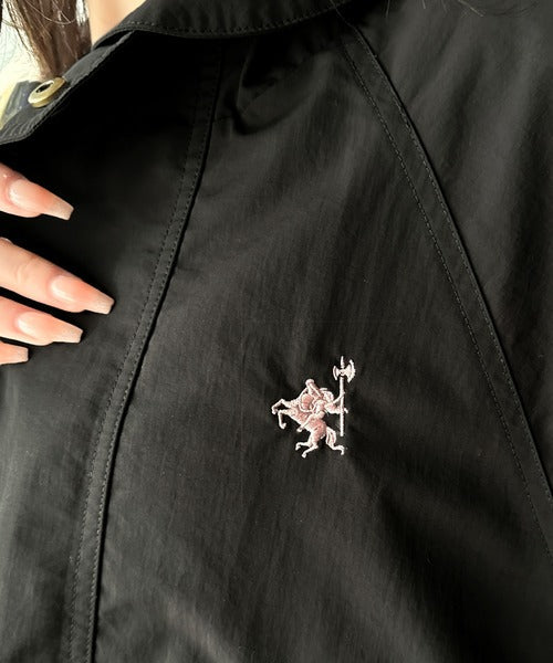 《JaVa ジャバコラボ》大人のおしゃれを楽しむ一着！胸刺繍エルボーパッチヴィンテージ風ステッチブルゾン jv1260301