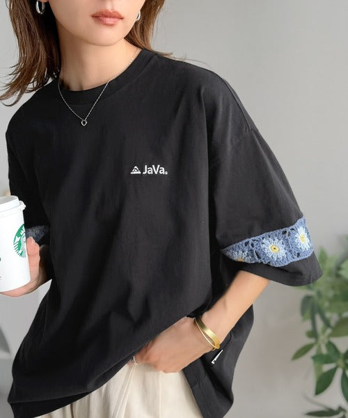 《JaVaジャバコラボ》袖先に遊びと清涼感を。袖クロシェ編み 配色切り替えデザインTシャツ jo1150094