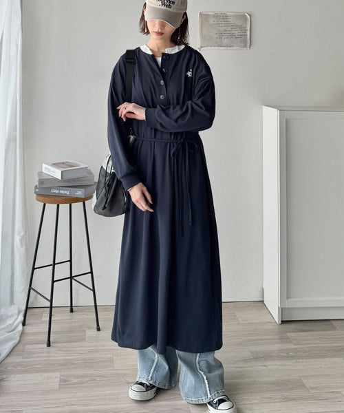 大人リラクシーで抜け感を。胸刺繍配色デザインヘンリーネックロングワンピース（長袖） ce1020323