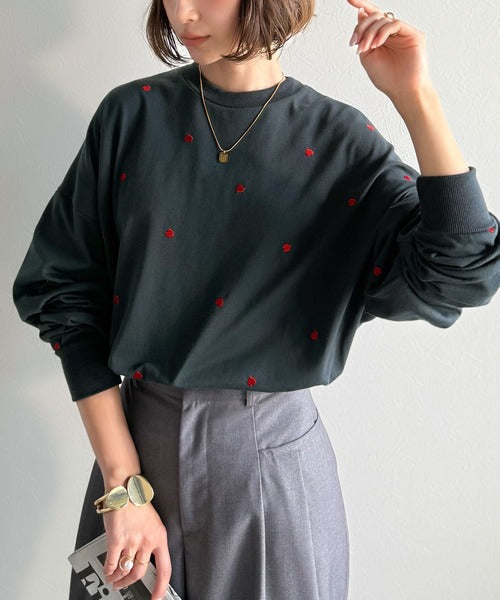 《JaVaジャバコラボ》“可愛い”がさりげなく溶け込む。袖ネーム付きミニハート総刺繍Tシャツ(長袖) jv1010498