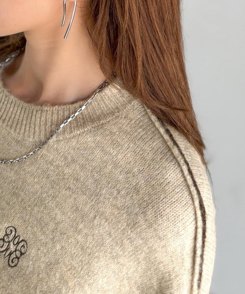 【mily bilet】シンプルながらも個性が引き立つ。アウトリンキング胸刺繍ミックスニット mi1329038