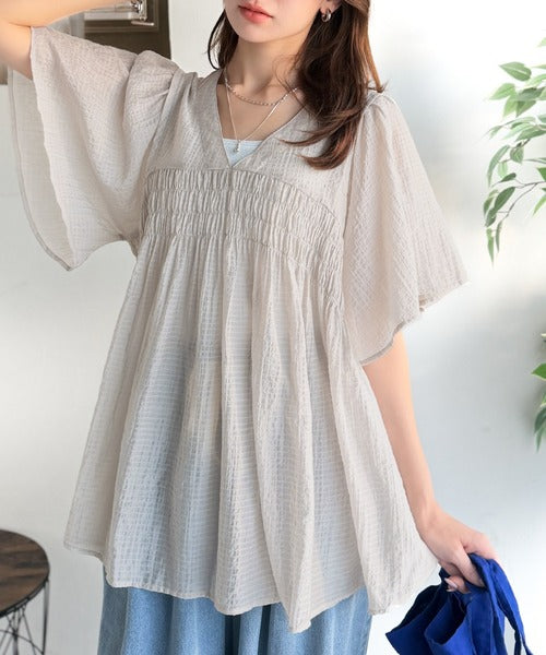 ふんわり、華奢見え。シャーリング切替フレアスリーブシアーブラウスチュニック（半袖） ce1070198