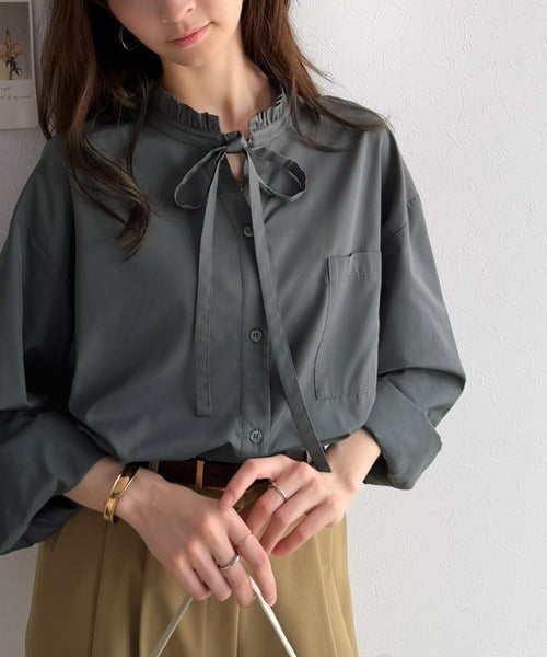 【防シワ機能付き】華やかフリルで印象チェンジ。前後2WAYで楽しむ、襟フリルリボンシャツ(長袖) ce1025024