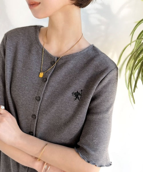 小さめ刺繍の上品さで、ラフなのにきれい見え。胸刺繍メロウワッフルカーディガン（半袖） ce1110192