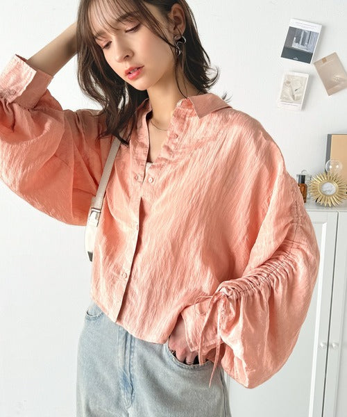 上品な抜け感と自由なアレンジ叶う。2wayカラー袖シャーリングシアー素材シャツブラウス（長袖） ce1010342