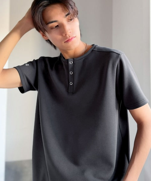 【接触冷感機能付き】肩切り替えショート丈ダンボール素材ヘンリーネックTシャツ／Shoulder Panel Cropped Double-Knit Henley T-Shirt co1010056