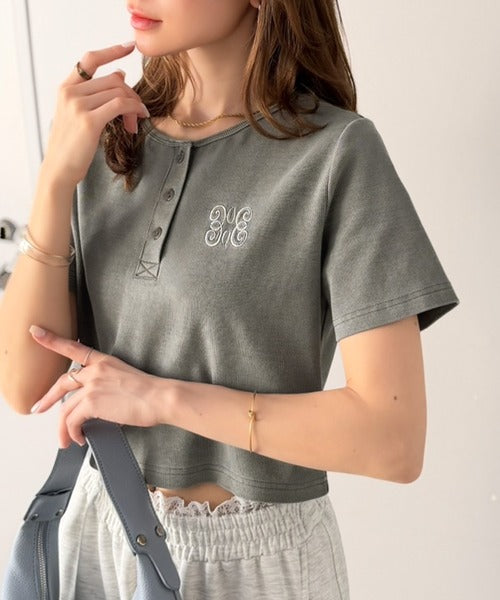 【mily bilet】シンプルを可愛く、今っぽく♪ロゴ刺繍ヘンリーネッククロップドテレコリブ半袖カットソー（ショート丈） mi0789014