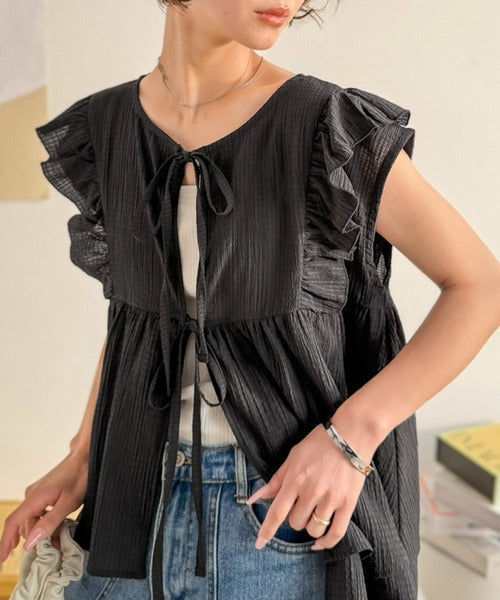2通りで楽しむ。軽やかなシアーとふんわりシルエット。前後2WAYシアーサッカーリボンブラウス ce1360010