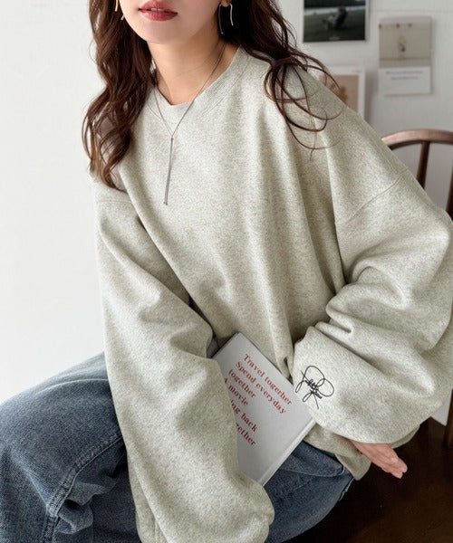 袖先のさりげない刺繍がアクセント。サインロゴ刺繍裏起毛スウェット ce1260464