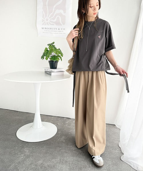 ゆるっとシルエットカジュアル。カーゴポケット＆リボン付きワンポイント胸刺繍ドロスト半袖トップス ce1260315