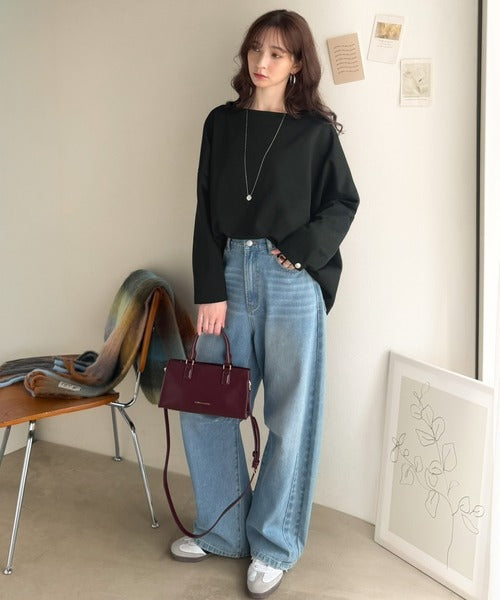 一枚で、品よく華奢見え。袖タック×マットゴールドボタン使い ボートネックポンチ素材プルオーバー（長袖） ce1260639
