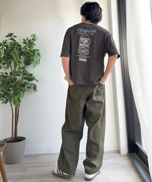 《JaVaジャバコラボ》遊び心のあるカフェロゴが映えるバックプリントT。刺繍使いハンバーガーデザインTシャツ jo1320016