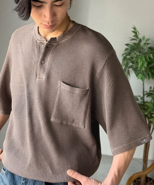 《JaVaジャバコラボ》「古着っぽい」がちょうどいい。綿100％ワッフル ピグメント加工 ヘビーウェイト素材 胸ポケット付きヘンリーネックTシャツ jo0780022