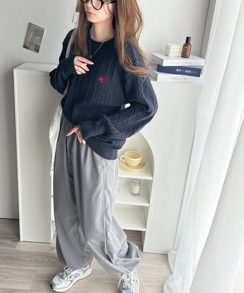 レトロ上品なトラッドテイスト。ワンポイント胸刺繍ケーブルニットプルオーバー ce1050238