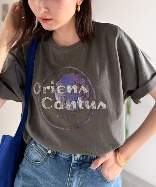 《JaVaジャバコラボ》遊びと余裕をこの1枚で。コットン100％コンパクトグラフィックロゴTEE（半袖） jv1050367