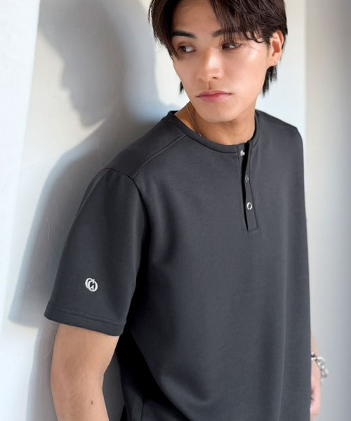 【接触冷感機能付き】肩切り替えショート丈ダンボール素材ヘンリーネックTシャツ／Shoulder Panel Cropped Double-Knit Henley T-Shirt co1010056