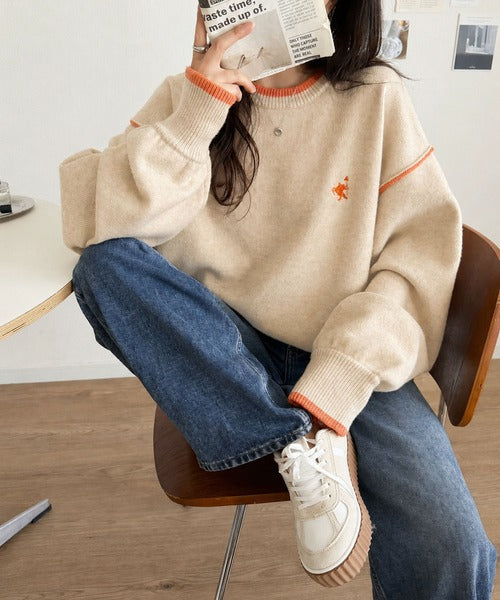 ゆるっと上品、やさしく映える。胸刺繍入り配色クルーネックオーバーサイズニット（長袖） ce1350019