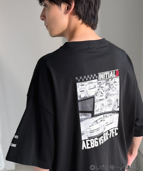 《頭文字D × JaVaコラボ》藤原拓海 vs 高橋兄弟 秋名バトルシーン グラフィック 半袖Tシャツ 【接触冷感・UVカット機能付き素材】 jo1150092