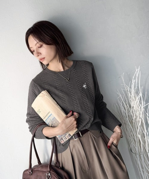 大人のためのコンパクトニット。胸刺繍ショート丈ケーブル編みニット（長袖） ce1260453