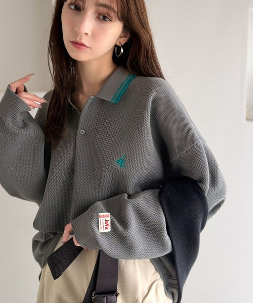 《JaVaジャバコラボ》ベーシック以上、主張しすぎない存在感。胸刺繍入り襟ライン配色ニットポロシャツ（長袖） jo1250008