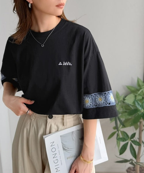 《JaVaジャバコラボ》袖先に遊びと清涼感を。袖クロシェ編み 配色切り替えデザインTシャツ jo1150094