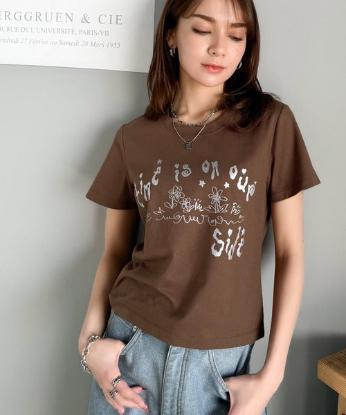 【mily bilet】大人の上品グラフティ。ハンドペイントライクシルバープリントコンパクトTシャツ mi1329023
