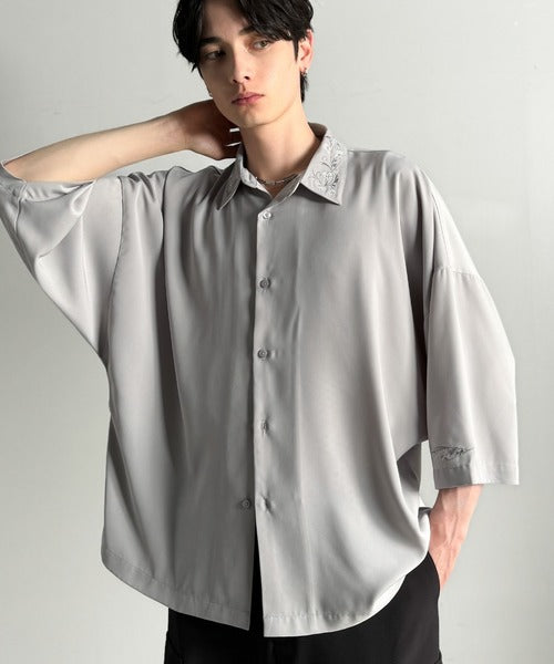 「雰囲気アガる。」衿刺繍ドレープドルマンシャツ／Embroidered Collar Draped Dolman Shirt co1010004