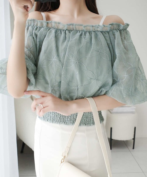 【mily bilet】あなたのスタイルにさらなる魅力をプラス。オフショル2WAY花柄コード刺繍バックリボンブラウス mi1139077