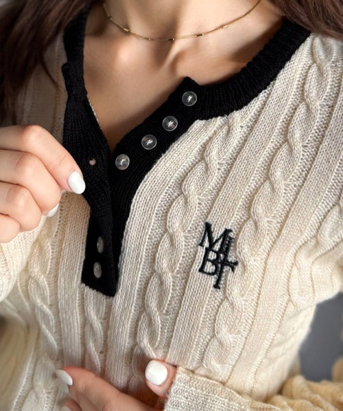 【mily bilet】シンプル映える欲張りニット。胸刺繍多ボタン使い袖シャーリングヘンリーケーブル編みニット（長袖） mi1329062