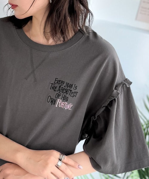 ほどよい甘さと抜け感を。大人かわいい綿100%袖フリル胸刺繍トップス(半袖) ce1020338