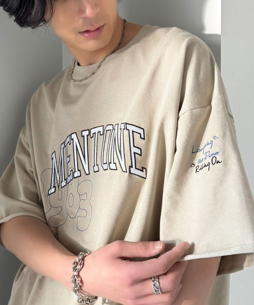 《JaVaジャバコラボ》【吸水速乾機能付き】Tシャツ派にこそ試してほしい！さらっと夏場も快適なカレッジロゴ 飛び刺繍 ミニ裏毛Tシャツ jo1150097