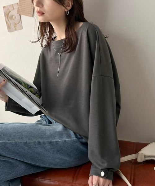 一枚で、品よく華奢見え。袖タック×マットゴールドボタン使い ボートネックポンチ素材プルオーバー（長袖） ce1260639