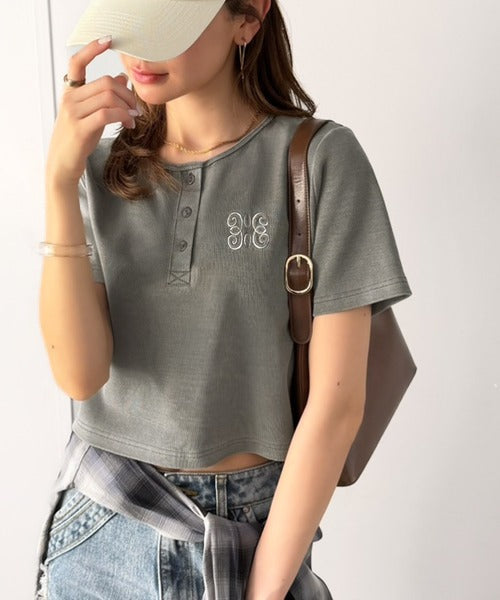 【mily bilet】シンプルを可愛く、今っぽく♪ロゴ刺繍ヘンリーネッククロップドテレコリブ半袖カットソー（ショート丈） mi0789014