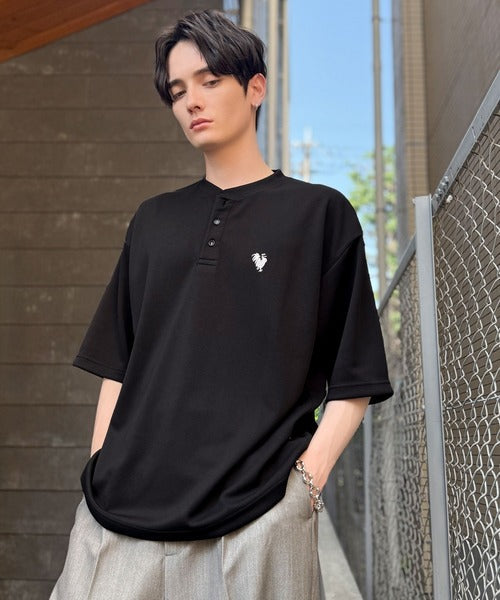 「大人びた遊び心。」刺繍入りハイクオリティダブルフェイス素材バンドカラーポロシャツ／Embroidered High-Quality Double Face Band Collar Polo co1150027