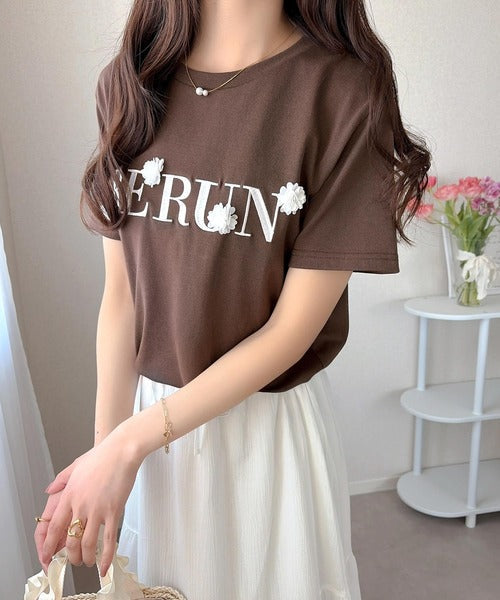 【mily bilet】フロント刺繍でさりげなく華やぐ♪ 立体花モチーフＴシャツ（半袖） mi1359053