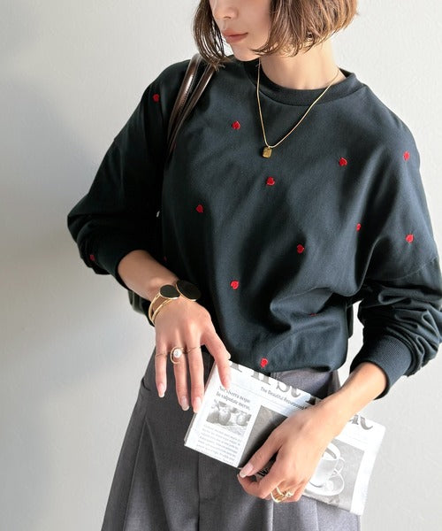 《JaVaジャバコラボ》“可愛い”がさりげなく溶け込む。袖ネーム付きミニハート総刺繍Tシャツ(長袖) jv1010498