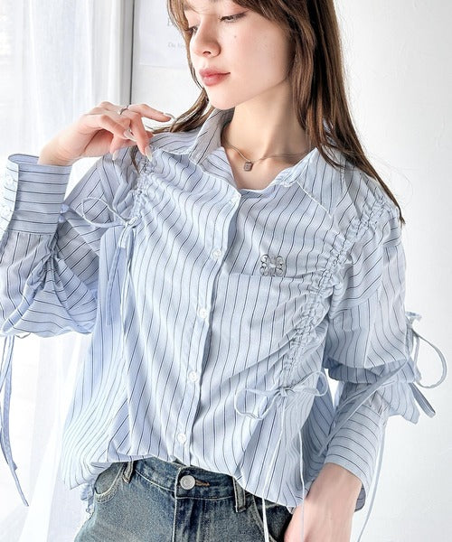 【mily bilet】大人カジュアルに高級感をプラス。ロゴブローチ付きドロストリボンビッグシャツ(長袖) mi1019076