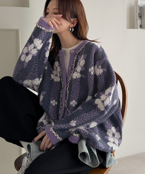 一枚で、レトロ可愛いの全部盛り。花柄ジャガード×ゴールドボタン フリンジニットカーディガン(長袖） ce1020398