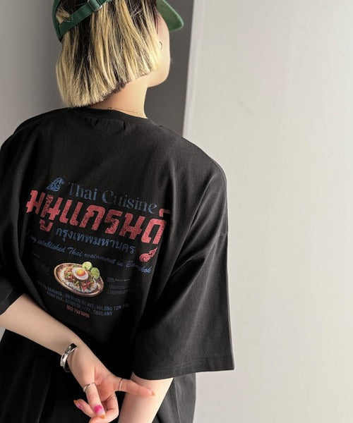 《JaVaジャバコラボ》お洒落見え確定。綿100％タイ料理メニュー風プリントルーズフィットTシャツ(オーバーサイズ) jv1029127