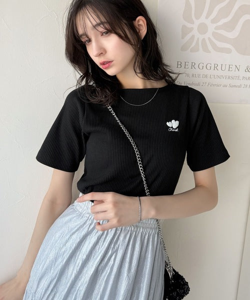 胸元にキュン。ハートサガラ刺繍テレコリブ素材ボートネックTシャツ（半袖） ce1330019