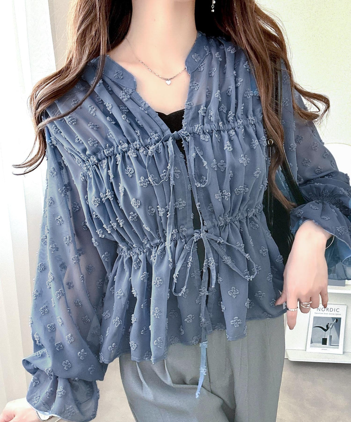 【mily bilet】透け感シフォンでつくる、大人の可憐スタイル。花柄シフォンカーデブラウス（長袖） mi1019105