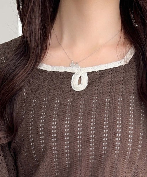 【mily bilet】華やかさと上品さを兼ね備えたデザインが個性的。ストライプレースキャンディースリーブリボン付きプルオーバー（長袖） mi1019104
