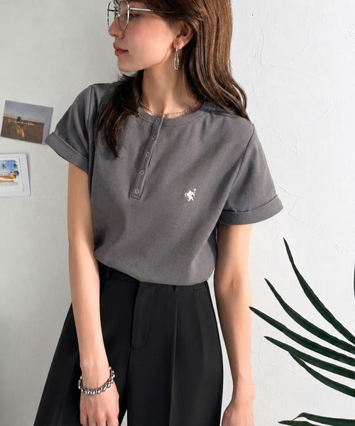 すっきり華奢魅せ。袖ロールアップ胸刺繍入りヘンリーネックリブTシャツ (半袖) ce1410009