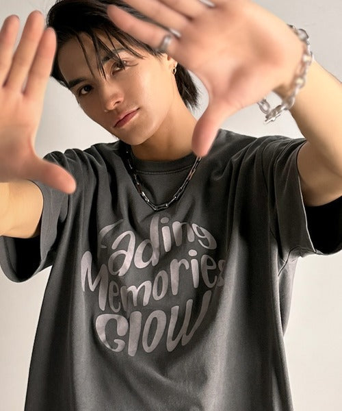 「1着でキマる。」ピグメント加工マットグラフィック柄Tシャツ / Pigment-Washed Matte Graphic T-Shirt co1150028